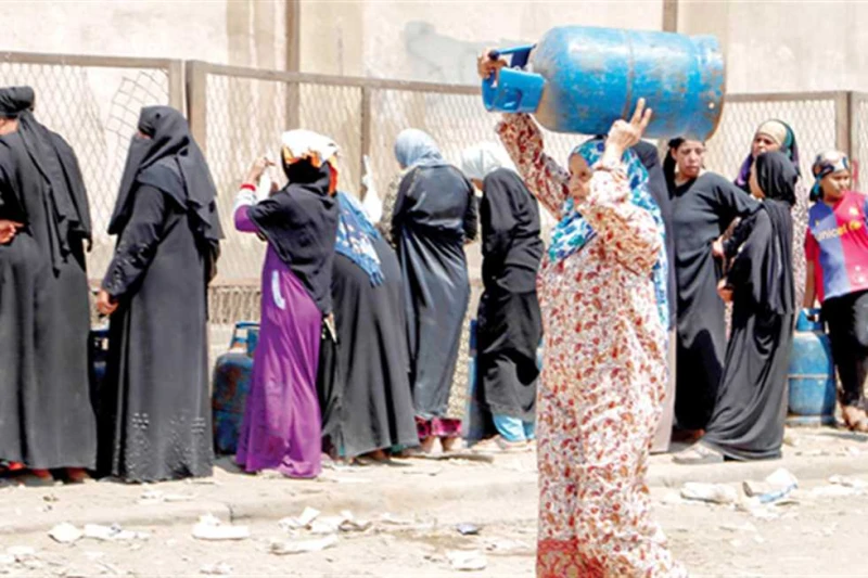 نقص أسطوانات البوتاجاز المنزلى فى 3 محافظات.. والأهالى: المستودعات بتبيعها للسريحة رصدت المصرى اليوم نقص أسطوانات البوتاجاز المنزلى فى ٣ محافظات هى الإسكندرية والدقهلية وأسوان، مع