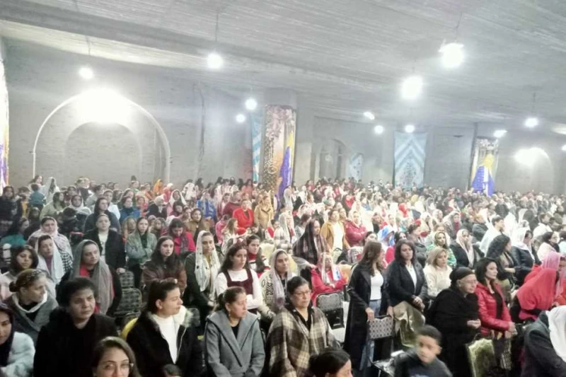 آلاف المسيحيين يشاركون في قداس العام الجديد داخل كنيسة قيد الإنشاء بالمنيا (صور) حرص آلاف المسيحيين من أبناء مركز مغاغة في محافظة المنيا، على الحضور إلى داخل كنيسة السيدة العذراء م
