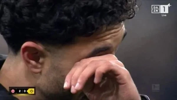 بالأحضان والدموع عمر مرموش في وداع تاريخي لجماهير ولاعبي فرانكفورت عمر مرموش , تمكن فريق أينتراخت فرانكفورت من تحقيق انتصار مهم على حساب منافسه التقليدي بوروسيا دورتموند بنتيجة 2-0