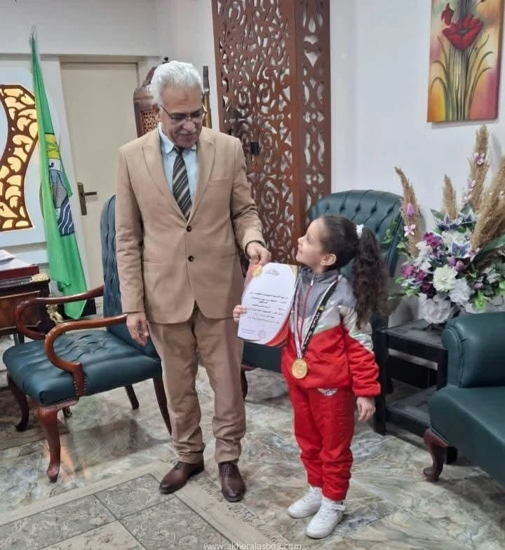 كتبت أمل عبد الرحيم كرم الأستاذ أيمن موسى وكيل وزارة التربية والتعليم بالإسماعيلية ، صباح اليوم الخميس ، الطالبة خديجة سيد أنس بمدرسة آمون الهيئة عربى ، لحصولها على المركز الأول في