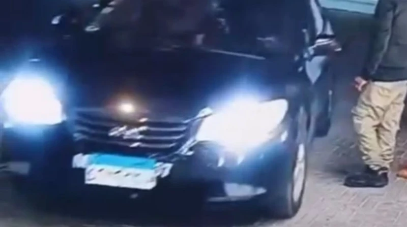 رشق الزجاجة في رأسه.. سائق أوبر يعتدي على راكب بالدقي والسبب غريب اعتدى سائق أوبر على راكب مستخدما قطعة زجاج، بعد مشاجرة بينهما بسبب معاتبة المجني عليه للمتهم على طريقة جلوسه أثناء