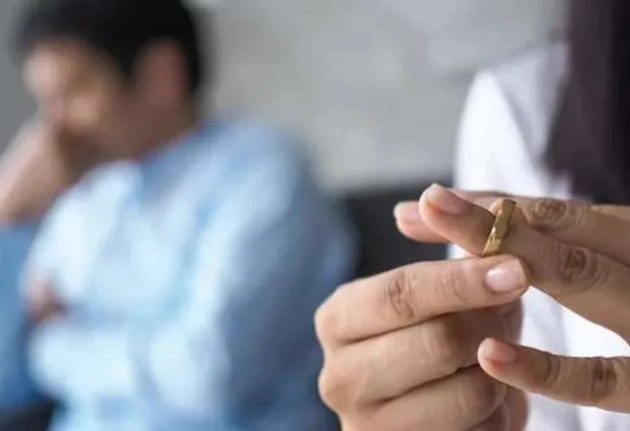 خبير قانوني يوضح الفرق بين الخلع والطلاق للضرر تتساءل العديد من السيدات في المجتمع المصري، عن الفرق بين الخلع والطلاق للضرر، لذلك يوضح لكم موقع افاق