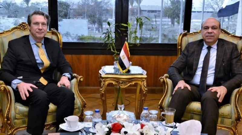 تطوير المطارات.. تفاصيل اجتماع وزير الطيران مع مدير البنك الأوروبي استقبل وزير الطيران المدني، الدكتور سامح الحنفي، المدير التنفيذي للبنك الأوروبي لإعادة الإعمار والتنمية () لمنطقة