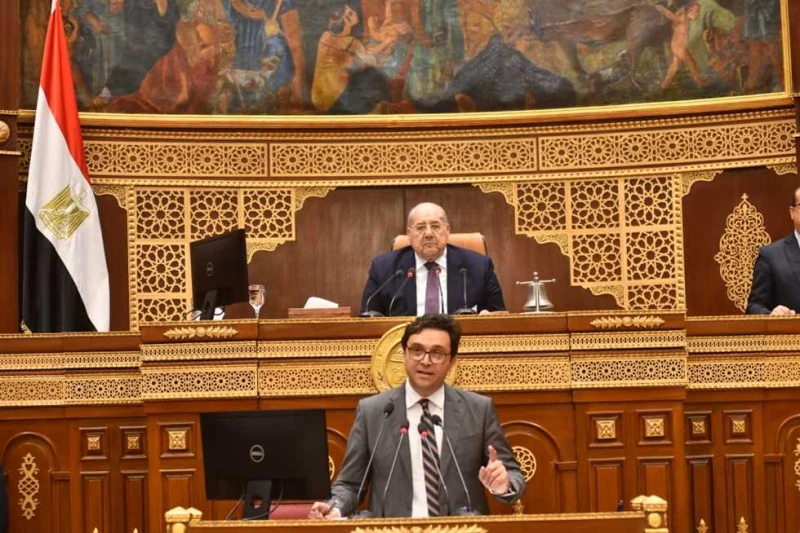 وزير الثقافة أمام مجلس الشيوخ: نسعى لبناء مجتمع مستنير يعزز الهوية الوطنية أكد الدكتور أحمد فؤاد هنو، وزير الثقافة، أن الوزارة تواجه تحديات كبيرة في الحفاظ على الحرف التراثية وتطوي