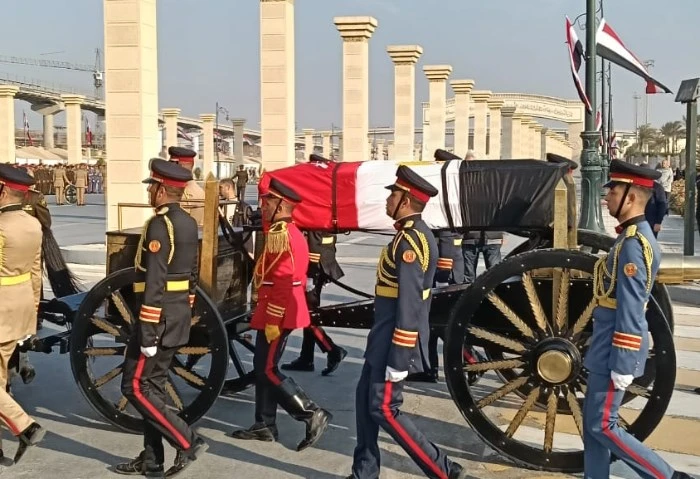 ملفوفا في علم مصر، أداء صلاة الجنازة على جثمان الفريق جلال الهريدي أدى المشيعون صلاة الجنازة على جثمان الفريق جلال الهريدي مؤسس سلاح الصاعقة المصري ورئيس حزب حماة الوطن والذي وافته