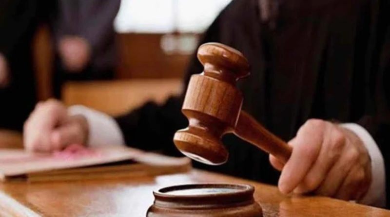 الإعدام لربة منزل وسائق بالبحيرة.. قتلا زوجها ودفناه في غرفة النوم قضت محكمة جنايات دمنهور برئاسة المستشار عبدالعاطي مسعود شعلة، اليوم الثلاثاء، بالإعدام شنقا لربة منزل وسائق، وذلك