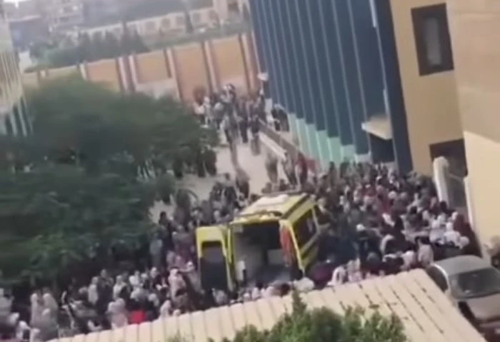 لسه ليها عمر، طالبة بالأزهر تقفز من الدور الرابع هربا من فضيحة الغش (فيديو) واقعة مؤسفة شهدتها كلية الدراسات الإسلامية للبنات بجامعة الأزهر في الزقازيق، حاولت خلالها الطالبه مريم ط