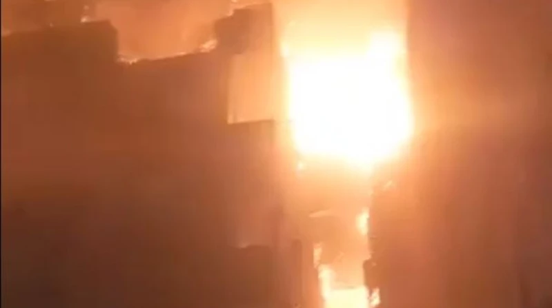 20 سيارة إطفاء للسيطرة على حريق منشأة ناصر دفعت الحماية المدنية ب20 سيارة إطفاء للسيطرة على حريق مصنع إعادة تدوير البلاستيك بمنطقة الزرايب بمنشأة ناصر، المملوك لرجل الأعمال ع. س. ل