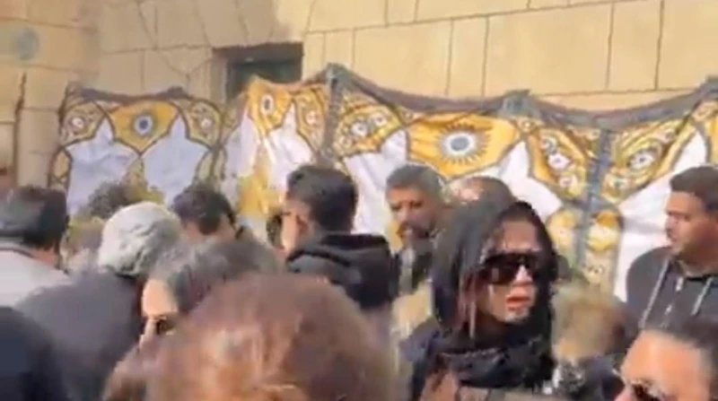 ياسمين عبدالعزيز تستقبل عزاء والدها أمام مقابر العائلة (صور) شيع اليوم الأحد، جثمان الراحل محمد عبدالعزيز، والد الفنانة ياسمين عبدالعزيز، من مسجد