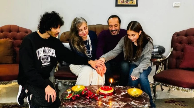 علي الحجار يحتفل بعيد زواجه ال22 في أجواء أسرية سعيدة احتفل الفنان علي الحجار بعيد زواجه الثاني والعشرين، وسط أجواء عائلية سعيدة، إذ حرص الحجار على