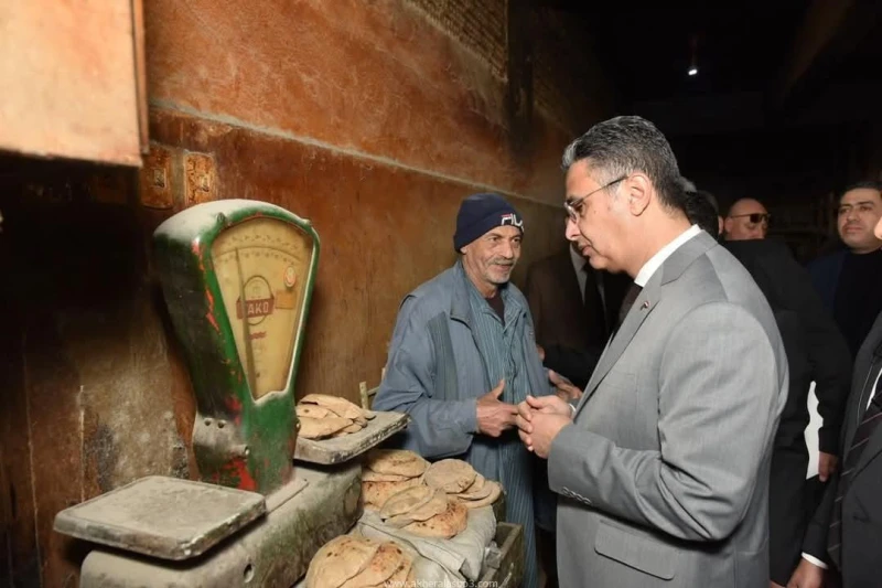 وزير التموين في جولة ميدانية مفاجئة بالجيزة للاطمئنان على توافر الخبز والسلع الأساسية وتشديد الرقابة على الأسواق كتب - محمود الهندي في إطار حرص وزارة التموين والتجارة الداخلية على