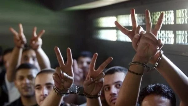 حماس: نتواصل مع الوسطاء لإلزام الاحتلال بتسليم قائمة الأسرى المفرج عنهم قالت حركة حماس، منذ قليل، إنها تتواصل مع الوسطاء والصليب الأحمر لإلزام سلطات الاحتلال الإسرائيلي، بتسليم قائ