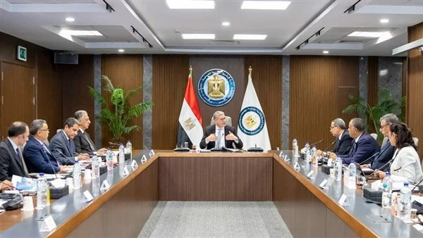 وزير البترول المصري: زيادة الإنتاج المحلي وجذب الاستثمارات أولوية قصوى للوزارة أكد المهندس كريم بدوي، وزير البترول والثروة المعدنية في مصر، أن زيادة إنتاج البترول والغاز محليا تمثل