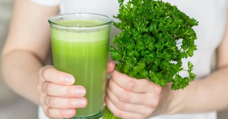 اعرف فوائد شرب البقدونس على الريق وهل له اية اضرار تعود فوائد البقدونس إلى مجموعة متنوعة من خصائصه الصحية التي تشمل تأثيراته المدرة للبول، والمضادة للأكسدة، و المضادة للبكتيريا، وا