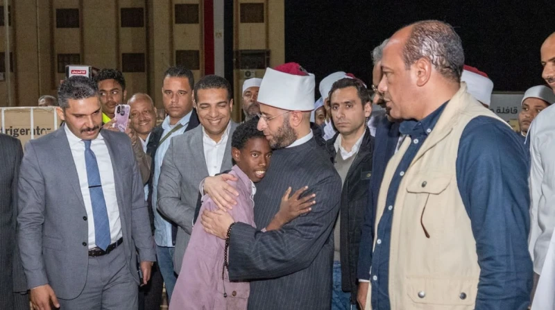 قافلة تحيا مصر تزرع الأمل في قلوب 10 آلاف أسرة بحلايب وشلاتين (صور) وصلت قافلة الحماية الاجتماعية من صندوق تحيا مصر لتقديم الرعاية الاجتماعية المتكاملة والمجانية على مدار أسبوع، حي