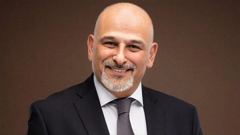 جمال سليمان في سورية بعد 13 عاما افاق عربية - أطل الممثل السوري جمال سليمان من داخل الطائرة مبتسما، معلنا عن عودته إلى بلده سوريا، وذلك بعد أن خرج منها منذ ما يقرب من 13 عاما، بسبب