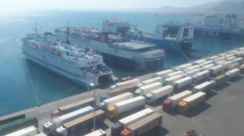 تداول 18 ألف طن و1097 شاحنة بضائع عامة بموانئ البحر الأحمر شهدت أرصفة هيئة موانئ البحر الأحمر، اليوم الخميس، رواجا ملحوظا في حركة التداول، حيث بلغ إجمالي عدد السفن المتواجدة على أر