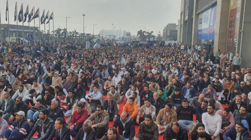 مئات الزوار يؤدون صلاة الجمعة في ساحات معرض الكتاب (صور) في مشهد روحاني مهيب، تحولت ساحات معرض القاهرة الدولي للكتاب، في دورته ال 56، إلى مصلى كبير امتلأ بالمئات من زوار المعرض الذ