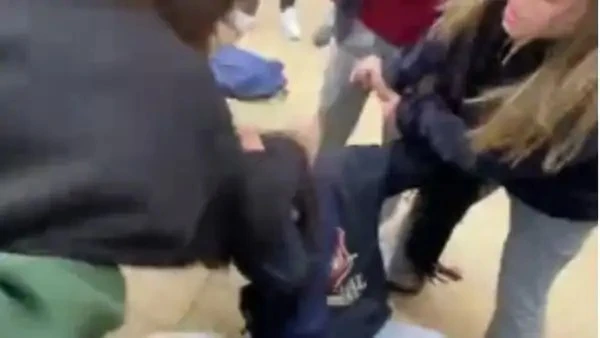 مفاجآت تكشفها مصورة فيديو الاعتداء على طالبة التجمع ولأول مرة الكشف عن سبب المشاجرة طالبة التجمع , إستمعت نيابة القاهرة الجديدة إلى أقوال بعض الطالبات اللاتي حضرن حادث الاعتداء على