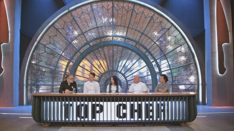 تحدي حرب المطاعم يقسم المشتركين إلى فريقين يتنافسان لتقديم أفضل قائمتي طعام ضمن الموسم الثامن من توب شيف على 1 و العراق مع تقدم الحلقات والمنافسات، أصبحت التحديات أكثر صعوبة بين ال