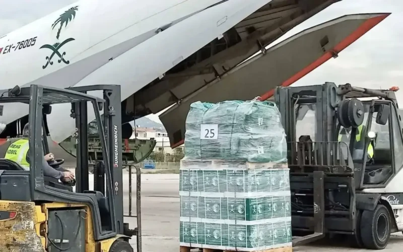 دخول أولى القوافل السعودية إلى سورياآخر تحديث الأحد 05 يناير 2025 أعلن مركز الملك سلمان للإغاثة والأعمال الإنسانية اليوم الأحد دخول أولى قوافل الجسر البري السعودي إلى سوريا عبر معب