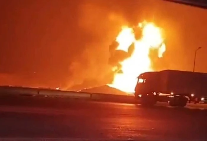 حريق هائل جراء انفجار خط مواسير غاز على طريق بلبيس الصحراوي بالخانكة اندلع منذ قليل حريق هائل في خط غاز بطريق بلبيس الصحراوي بمنطقة الخانكة.وتلقت