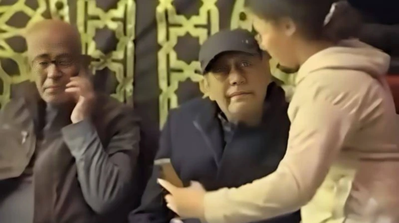 جابر الخواطر.. أحمد بدير حديث السوشيال ميديا بسبب طفلة العزاء تصدر اسم الفنان أحمد بدير، محركات البحث عبر منصات التواصل الاجتماعي، وذلك عقب نشر فيديو له وهو يجبر بخاطر طفلة طلبت ال