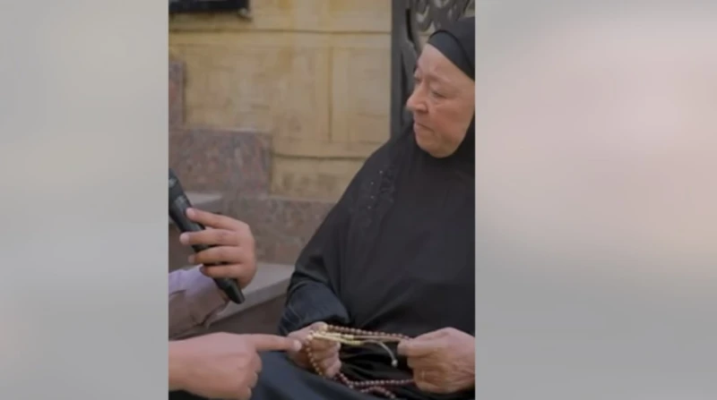 مأساة فوق السبعين.. رسمية عجوز طردها أولادها فلجأت لبيت ربنا انتشر خلال الساعات الأخيرة مقطع فيديو لمسنة تشتكي ظروفها الصعبة وتشردها بعد قسوة أبنائها عليها وطردها إلى الشارع، حتى ل