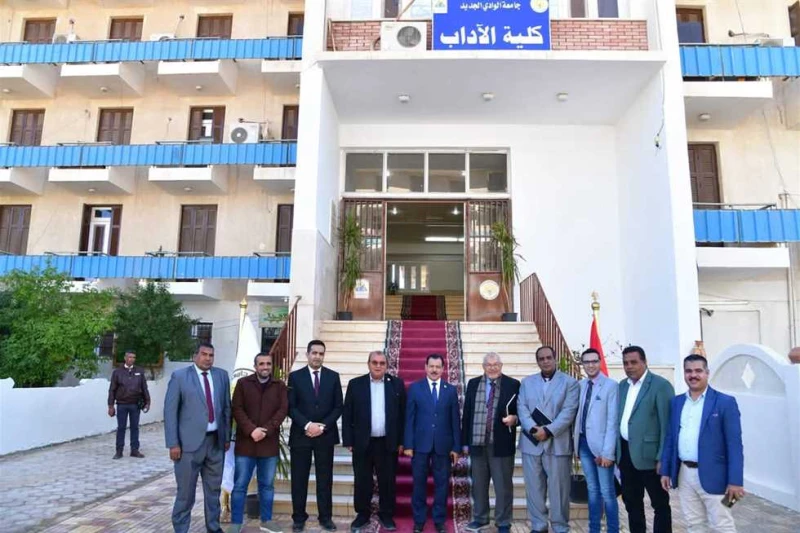 لجنة قطاع الإعلام بالأعلى للجامعات تزور جامعة الوادي الجديد استقبل الدكتور عبد العزيز طنطاوى رئيس جامعة الوادى الجديد اليوم الأحد أعضاء لجنة قطاع الاعلام بالمجلس الاعلى للجامعات وا