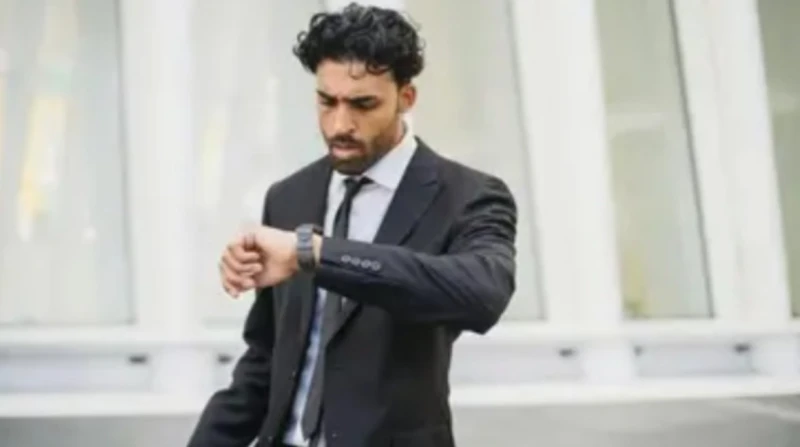 العلم يكشف سبب تأخر بعض الأشخاص دائما عن مواعيدهم جميعنا يعرف الأشخاص الذين عادة ما يصلون متأخرين عن الموعد، ورغم أنها عادة سلبية، لكن قد يكون لها تفسير علمي للطريقة التي يعمل بها 