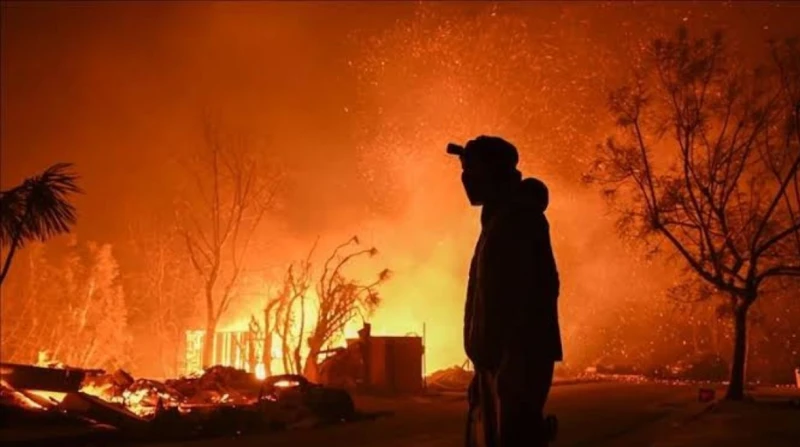 الطبيعة تكشر عن أنيابها.. 5 أسباب لاحتراق لوس أنجلوس في مشهد أشبه بأفلام الكوارث، اجتاحت النيران حي باسيفيك باليساديس غرب لوس أنجلوس بسرعة مرعبة، محولة المنازل والمباني إلى رماد، ب