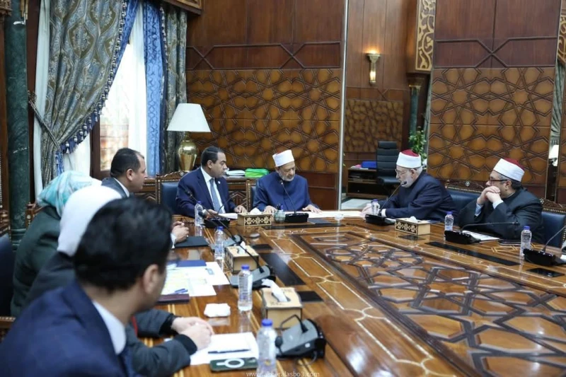 شيخ الأزهر يستقبل رئيس الجهاز المركزي للتنظيم والإدارة ويبلغ فضيلته بموافقة الرئيس السيسي على تعيين 40 ألف معلم بالمعاهد الأزهرية على مراحل كتب - محمود الهندي استقبل فضيلة الإمام ا