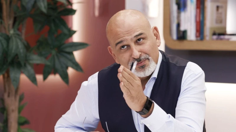 حملوه على أعناقهم.. لحظة استقبال جمال سليمان في سوريا (فيديو) استقبل بعض أهالي سوريا الفنان جمال سليمان بسعادة بالغة عند وصوله إلى مطار دمشق، بعد