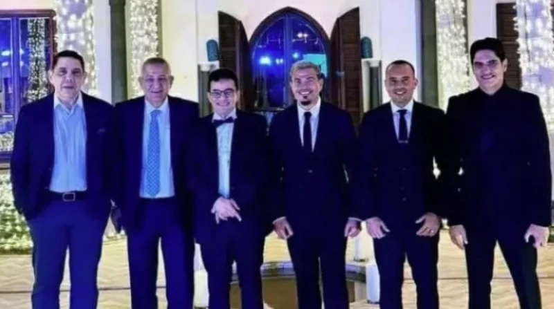 من هو شقيق عمرو دياب الذي أشعلوا النار في سيارته؟ احترقت سيارة عماد دياب، شقيق عمرو دياب، بعدما أضرم مجهولون النيران عليها خلال اصطفافها أمام أحد