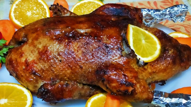 هيشرفك في العزومات وهتبقي أستاذه في عمايله .. عمل البط بالبرتقال لأحلى عزوماتيعد طبق البط بالبرتقال من الوصفات الراقية التي تدمج الطابعين الشرقي والغربي، مما يضفي عليه طعم فريد ولا