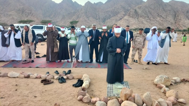 صلى بهم العصر.. وزير الأوقاف يزور منطقة جبل علبة جنوب البحر الأحمر زار الدكتور أسامة الأزهري وزير الأوقاف اليوم منطقة جبل علبة حيث التقى أهالي