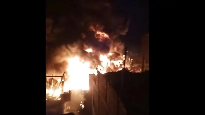 تفاصيل انتقال مدير أمن القاهرة لمعاينة حريق منشية ناصر الهائل عقب السيطرة على النيران المروعة حريق منشية ناصر , تمكنت فرق الحماية المدنية في القاهرة من السيطرة على حريق ضخم اندلع ف