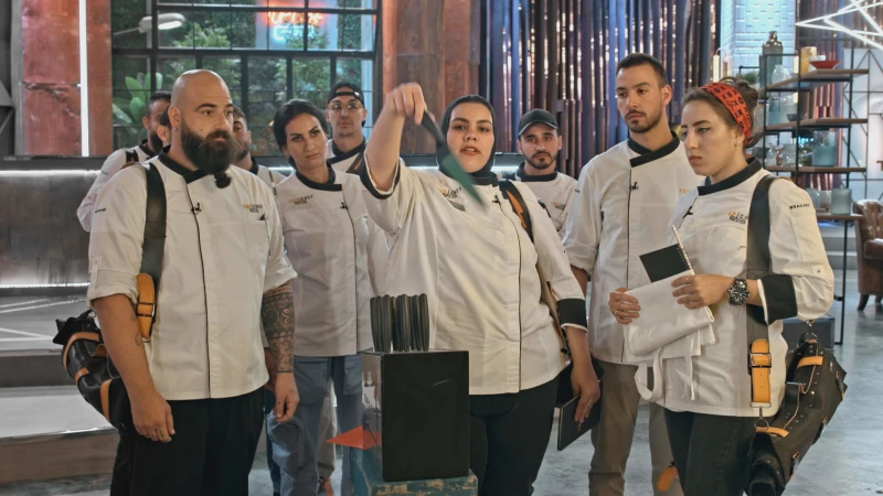 المشتركة أميرة إلهامي هي المحكم الوحيد في تحد يتنافس فيه المشتركون ضمن فريقين، وهؤلاء يقرران هوية الأفضل والأضعف بينهم في الحلقة الرابعة من الموسم