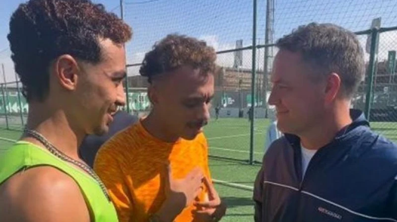 كزبرة: نصحت مايكل أوين بالعمل في مصر وعلمته لغة الشارع كشف الفنان أحمد بحر، المعروف بكزبرة، عن كواليس لقائه مع نجم كرة القدم الإنجليزي، مايكل أوين، والذي ظهر كضيف شرف في فيلم الحري