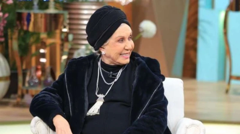 الفنانة طروب تعلن استياءها من الفنانة نانسي عجرم.. ما القصة؟ تحدثت الفنانة طروب عن استيائها من الفنانة نانسي عجرم، بسبب إعادة غنائها لأغنيتها الشهيرة شيناناي دون الإشارة إلى اسمها 