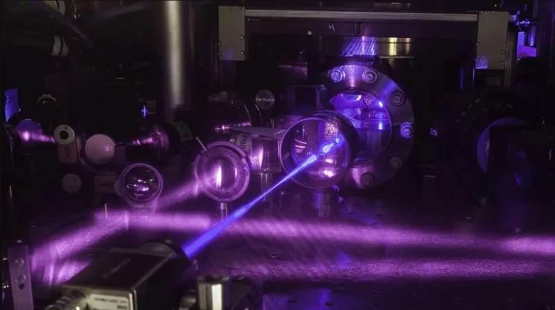 الصين تبتكر ساعة ذرية تقلب موازين حروب المستقبل أعلن فريق من الباحثين الصينيين، تطوير ساعة ذرية مبتكرة يمكنها تغيير معادلات الحروب والقتال العسكري