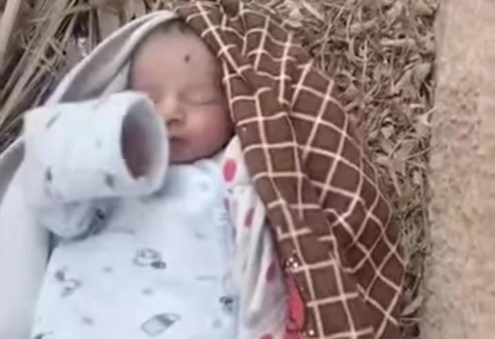 ملقى بالقرب من المقابر، العثور على رضيع في قرية البهنسا بالمنيا عثر أهالي قرية البهنسا بمركز بني مزار شمال محافظة المنيا، على طفل حديث الولادة ملقى بالقرب من المقابر في منطقة نائية