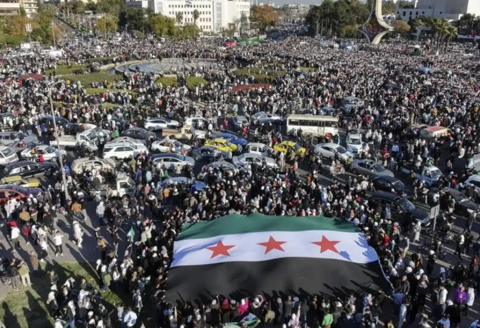 إقبال من السوريين في مصر للعودة إلى بلادهم وبيان عاجل من السفارة أصدرت السفارة السورية في مصر، بيانان اليوم الخميس، بخصوص إقبال السوريين في مصر، على السفارة بشأن لعودة لبلادهم.وقال