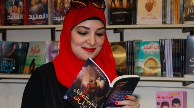 رواية حب مسموم.. رحلة في أعماق النفس وصراع مع النرجسية هل قابلت يوما شخصا توسمت به الخير، لكنه فاجأك بخيانة مباغتة أفقدتك توازنك؟ هكذا تلخص الكاتبة نرمين عشرة رسالتها في روايتها ال