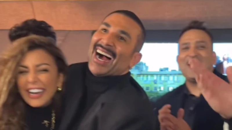 بحلق وشنب رفيع.. أحمد سعد يحتفل بإطلاق ألبوم حبيبنا احتفل الفنان أحمد سعد، بألبومه الجديد حبيبنا، مع المشاركين فيه من شعراء ومحلنين، وطرحه قبل الساعات عبر قناته الرسمية على موقع يو