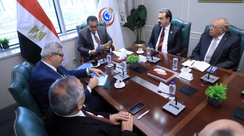 عبدالغفار: وزارة الصحة تتحمل تكلفة الدراسات العليا للمرشحين من جانبها اجتمع نائب رئيس مجلس الوزراء وزير الصحة والسكان خالد عبدالغفار، مع أمين المجلس الأعلى للجامعات مصطفى رفعت وعدد