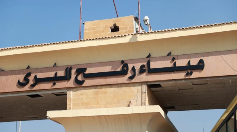 الشاحنات تنتظر ساعة الصفر لإدخال المساعدات لغزة تنتظر آلاف الشاحنات بمعبر رفح البري ساعة الحسم لإدخال المساعدات بكامل ما تحتويها إلى قطاع غزة، وعلى