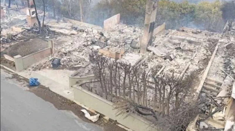 بوابة وبسين من غير قصر.. مشاهير هوليوود خسروا الجلد والسقط بحرائق كاليفورنيا حالة من الحزن والمأساة يعيشها مشاهير هوليوود، بعد تحول منازلهم الفاخرة إلى رماد، بسبب اندلاع الحريق الذ