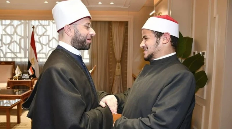 بعد نشر افاق عربية.. الأزهر والأوقاف يستجيبان لحالة الشيخ محمود وقطته قالت والدة الشيخ محمود نجاح، والذي ظهر يجوب شوارع القاهرة آتيا من طنطا بحثا عن علاج لقطته، إن شيخ الأزهر تعاطف
