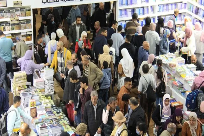 عضو اللجنة العليا لمعرض الكتاب: أسعار التذاكر لا تشهد أي زيادة وستظل 5 جنيهات كتبت أميرة السمانأكد الشاعر أحمد الشهاوي، عضو اللجنة العليا لتنظيم معرض القاهرة الدولي للكتاب، أن أسعا